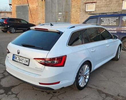 Білий Шкода Суперб, об'ємом двигуна 2 л та пробігом 220 тис. км за 16900 $, фото 3 на Automoto.ua