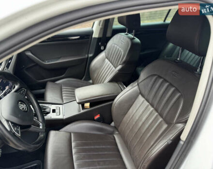 Білий Шкода Суперб, об'ємом двигуна 2 л та пробігом 173 тис. км за 17000 $, фото 18 на Automoto.ua