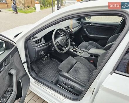 Белый Шкода Суперб, объемом двигателя 1.97 л и пробегом 193 тыс. км за 29999 $, фото 3 на Automoto.ua