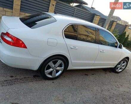 Белый Шкода Суперб, объемом двигателя 1.8 л и пробегом 247 тыс. км за 8500 $, фото 3 на Automoto.ua