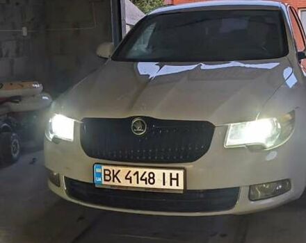 Шкода Суперб 2011 у Заречном на Automoto.ua Білий Шкода Суперб, об'ємом двигуна 2 л та пробігом 380 тис. км за 9500 $, фото 1 на Automoto.ua