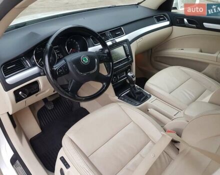 Белый Шкода Суперб, объемом двигателя 1.97 л и пробегом 250 тыс. км за 13600 $, фото 16 на Automoto.ua