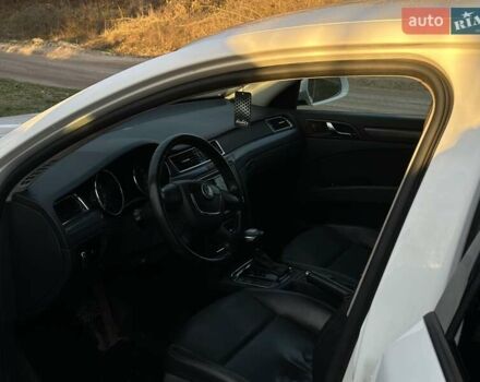 Белый Шкода Суперб, объемом двигателя 1.8 л и пробегом 307 тыс. км за 8200 $, фото 14 на Automoto.ua