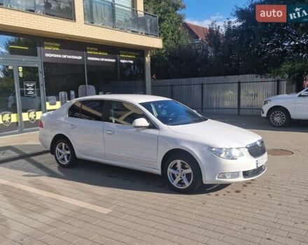 Белый Шкода Суперб, объемом двигателя 1.8 л и пробегом 153 тыс. км за 8000 $, фото 2 на Automoto.ua
