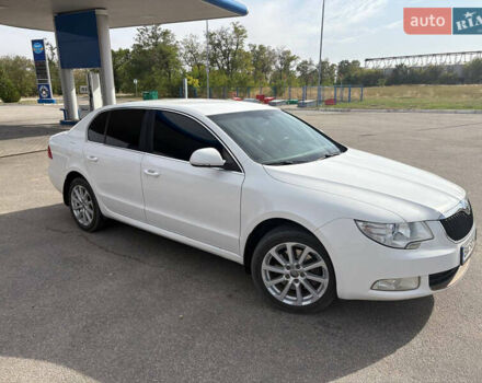 Белый Шкода Суперб, объемом двигателя 1.8 л и пробегом 209 тыс. км за 9500 $, фото 1 на Automoto.ua