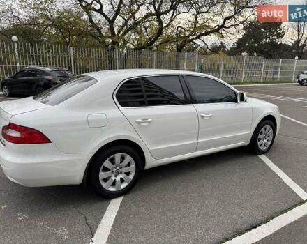 Белый Шкода Суперб, объемом двигателя 1.8 л и пробегом 109 тыс. км за 10500 $, фото 3 на Automoto.ua