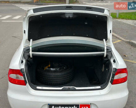 Білий Шкода Суперб, об'ємом двигуна 1.8 л та пробігом 230 тис. км за 8190 $, фото 16 на Automoto.ua