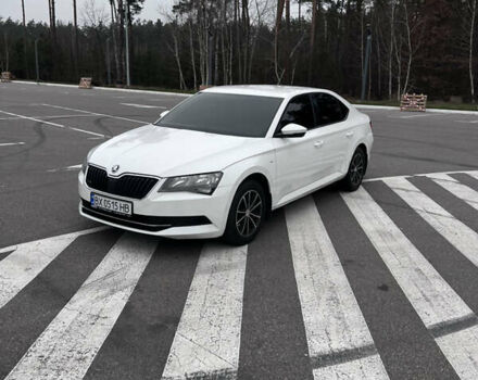 Белый Шкода Суперб, объемом двигателя 1.8 л и пробегом 258 тыс. км за 12999 $, фото 3 на Automoto.ua