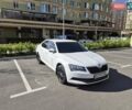 Белый Шкода Суперб, объемом двигателя 1.8 л и пробегом 250 тыс. км за 12000 $, фото 2 на Automoto.ua