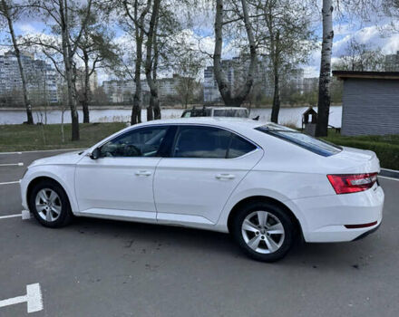 Белый Шкода Суперб, объемом двигателя 1.8 л и пробегом 130 тыс. км за 13800 $, фото 2 на Automoto.ua