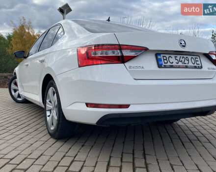 Білий Шкода Суперб, об'ємом двигуна 2 л та пробігом 210 тис. км за 13999 $, фото 6 на Automoto.ua