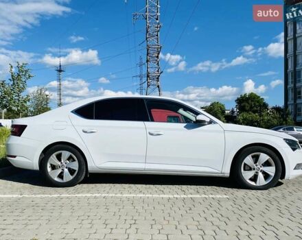 Белый Шкода Суперб, объемом двигателя 1.97 л и пробегом 249 тыс. км за 15999 $, фото 1 на Automoto.ua