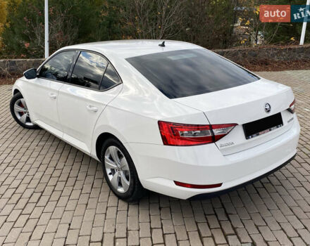 Білий Шкода Суперб, об'ємом двигуна 2 л та пробігом 212 тис. км за 13400 $, фото 16 на Automoto.ua