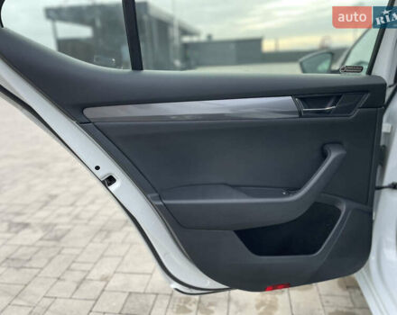 Белый Шкода Суперб, объемом двигателя 2 л и пробегом 255 тыс. км за 14999 $, фото 50 на Automoto.ua