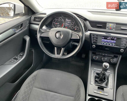 Білий Шкода Суперб, об'ємом двигуна 2 л та пробігом 212 тис. км за 13400 $, фото 22 на Automoto.ua