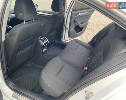 Білий Шкода Суперб, об'ємом двигуна 2 л та пробігом 212 тис. км за 13400 $, фото 27 на Automoto.ua