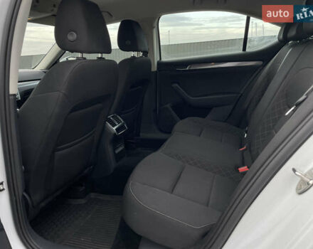 Белый Шкода Суперб, объемом двигателя 2 л и пробегом 255 тыс. км за 14999 $, фото 42 на Automoto.ua