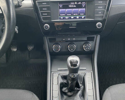 Білий Шкода Суперб, об'ємом двигуна 2 л та пробігом 212 тис. км за 13400 $, фото 24 на Automoto.ua