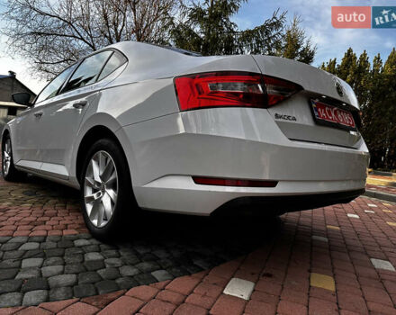 Белый Шкода Суперб, объемом двигателя 2 л и пробегом 255 тыс. км за 15500 $, фото 4 на Automoto.ua