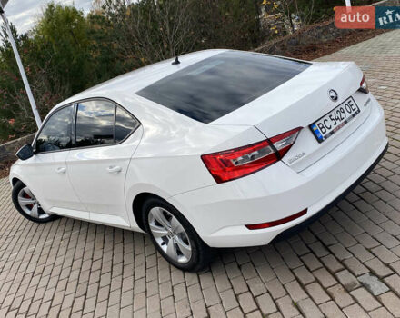 Білий Шкода Суперб, об'ємом двигуна 2 л та пробігом 210 тис. км за 13999 $, фото 4 на Automoto.ua