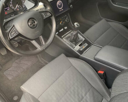 Белый Шкода Суперб, объемом двигателя 1.8 л и пробегом 240 тыс. км за 11700 $, фото 5 на Automoto.ua