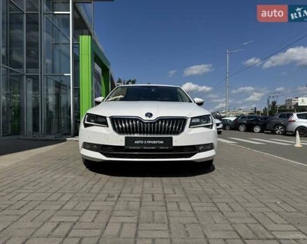 Белый Шкода Суперб, объемом двигателя 1.8 л и пробегом 54 тыс. км за 25990 $, фото 2 на Automoto.ua