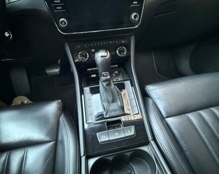 Белый Шкода Суперб, объемом двигателя 1.8 л и пробегом 270 тыс. км за 20730 $, фото 11 на Automoto.ua