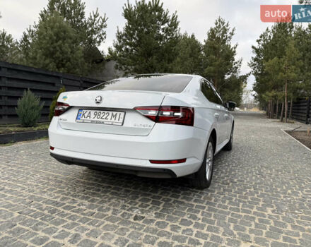 Білий Шкода Суперб, об'ємом двигуна 1.8 л та пробігом 140 тис. км за 19900 $, фото 4 на Automoto.ua