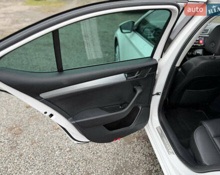 Білий Шкода Суперб, об'ємом двигуна 1.97 л та пробігом 206 тис. км за 25500 $, фото 33 на Automoto.ua