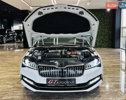 Білий Шкода Суперб, об'ємом двигуна 1.4 л та пробігом 54 тис. км за 38900 $, фото 64 на Automoto.ua