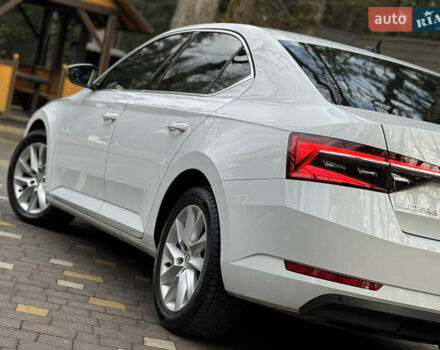 Белый Шкода Суперб, объемом двигателя 2 л и пробегом 164 тыс. км за 25450 $, фото 79 на Automoto.ua