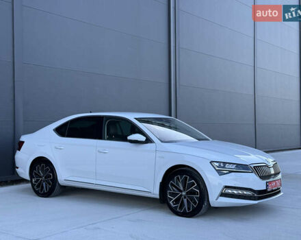 Білий Шкода Суперб, об'ємом двигуна 2 л та пробігом 171 тис. км за 30999 $, фото 4 на Automoto.ua