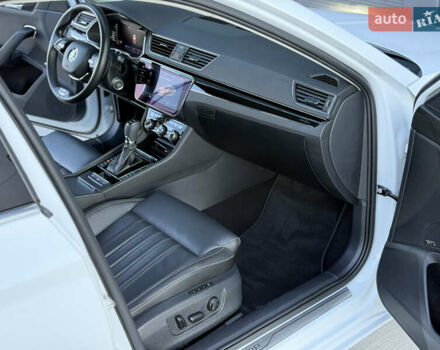 Белый Шкода Суперб, объемом двигателя 2 л и пробегом 171 тыс. км за 30699 $, фото 67 на Automoto.ua