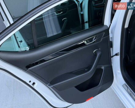 Білий Шкода Суперб, об'ємом двигуна 2 л та пробігом 171 тис. км за 30999 $, фото 62 на Automoto.ua