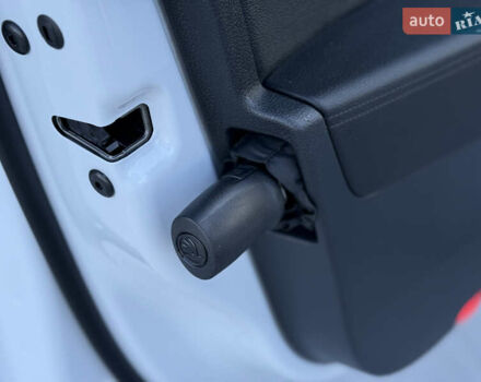 Белый Шкода Суперб, объемом двигателя 2 л и пробегом 171 тыс. км за 30699 $, фото 48 на Automoto.ua