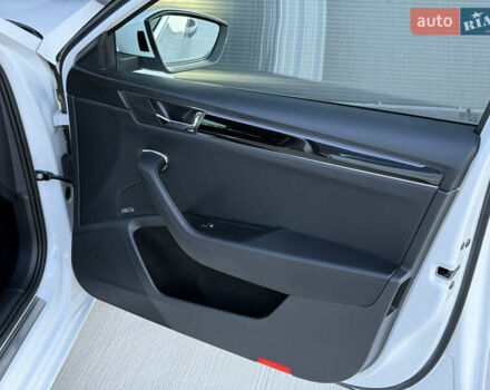 Білий Шкода Суперб, об'ємом двигуна 2 л та пробігом 171 тис. км за 30999 $, фото 70 на Automoto.ua