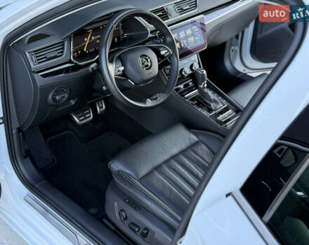 Білий Шкода Суперб, об'ємом двигуна 2 л та пробігом 171 тис. км за 30999 $, фото 38 на Automoto.ua