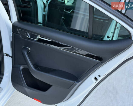 Білий Шкода Суперб, об'ємом двигуна 2 л та пробігом 171 тис. км за 30999 $, фото 77 на Automoto.ua