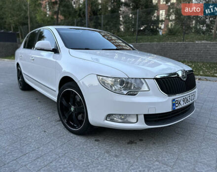 Белый Шкода Суперб, объемом двигателя 1.8 л и пробегом 220 тыс. км за 7600 $, фото 1 на Automoto.ua