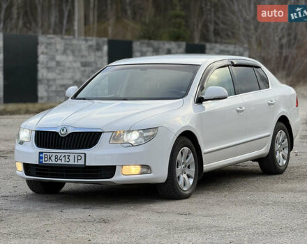 Белый Шкода Суперб, объемом двигателя 1.97 л и пробегом 280 тыс. км за 12000 $, фото 1 на Automoto.ua