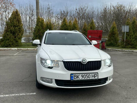 Белый Шкода Суперб, объемом двигателя 2 л и пробегом 198 тыс. км за 12500 $, фото 1 на Automoto.ua