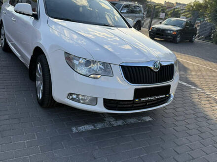 Білий Шкода Суперб, об'ємом двигуна 1.8 л та пробігом 250 тис. км за 9400 $, фото 1 на Automoto.ua