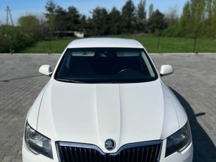 Шкода Суперб 2014 в Мукачеве на Automoto.ua Белый Шкода Суперб, объемом двигателя 1.8 л и пробегом 300 тыс. км за 9799 $, фото 1 на Automoto.ua