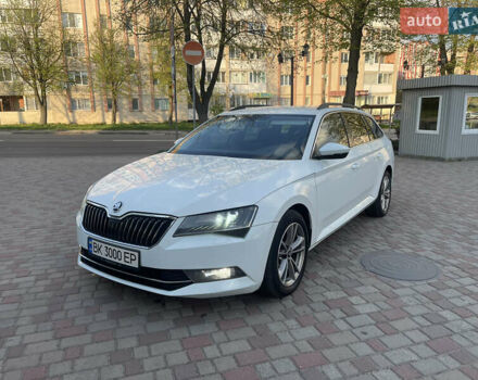 Белый Шкода Суперб, объемом двигателя 1.6 л и пробегом 300 тыс. км за 13450 $, фото 1 на Automoto.ua