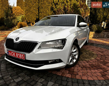 Белый Шкода Суперб, объемом двигателя 2 л и пробегом 255 тыс. км за 15500 $, фото 1 на Automoto.ua
