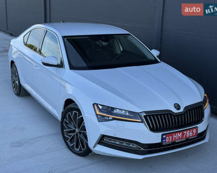 Білий Шкода Суперб, об'ємом двигуна 2 л та пробігом 171 тис. км за 30999 $, фото 1 на Automoto.ua