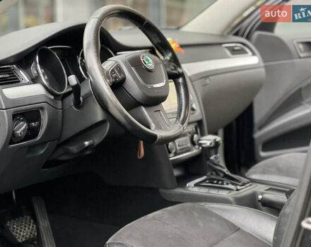 Чорний Шкода Суперб, об'ємом двигуна 2 л та пробігом 282 тис. км за 10799 $, фото 29 на Automoto.ua