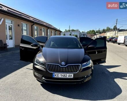 Коричневий Шкода Суперб, об'ємом двигуна 2 л та пробігом 52 тис. км за 25999 $, фото 9 на Automoto.ua