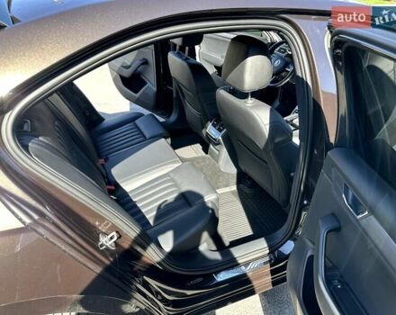 Коричневий Шкода Суперб, об'ємом двигуна 2 л та пробігом 52 тис. км за 25999 $, фото 12 на Automoto.ua