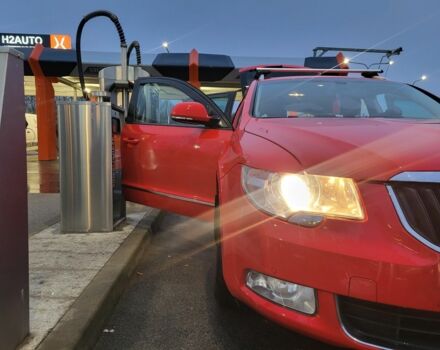 Красный Шкода Суперб, объемом двигателя 0 л и пробегом 275 тыс. км за 10000 $, фото 1 на Automoto.ua